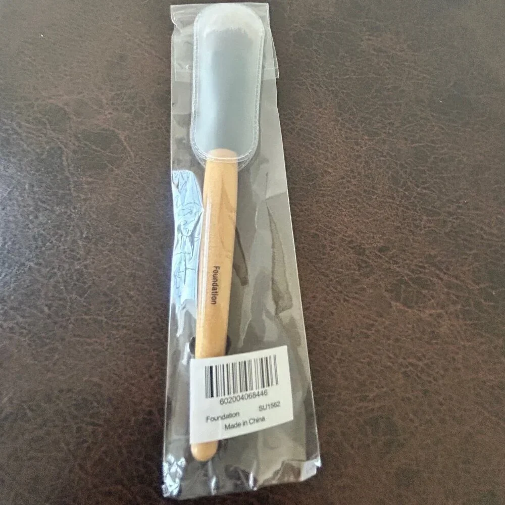3/30$ BENEFIT Full Size FOUNDATION Brush NIP